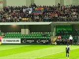 Fani szeryfa zawiesili flagę Azerbejdżanu na trybunach podczas meczu z ormiańskim Pjunikiem (FOTO)