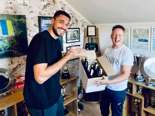 «Я не поеду на Евро, спорим. Где я, а где сборная?». Бущан проиграл ящик шампанского (ФОТО)