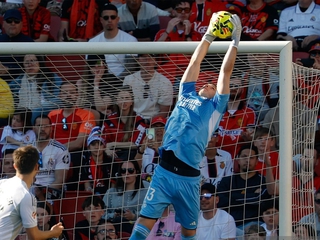 Лунин сыграл за «Реал» с капитанской повязкой, пропустил дважды и стал худшим по оценкам (ВИДЕО)