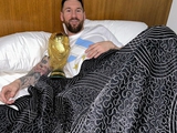 Lionel Messi postete ein FOTO mit der WM im Bett