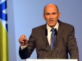 Премьер-министр Словении обвинил главу УЕФА в распространении коронавируса
