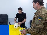 Володимир Зеленський підписав м’яч для Владислава Ващука (ВІДЕО)