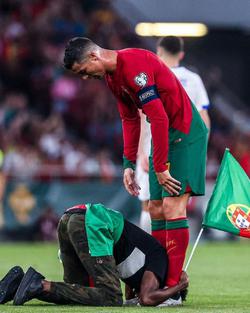 Уболівальник вибіг на поле і впав на коліна перед Кріштіану Роналду (ФОТО, ВІДЕО)