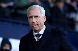 Alan Pardew, ehemaliger Trainer von West Ham und Newcastle, könnte einen Job in Burnley bekommen