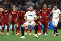 Полузащитник «Севильи» показал непристойный жест во время серии пенальти с «Ромой» в финале Лиги Европы (ФОТО)