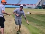 Суарес высмеял покраску травы на стадионе, принимающем финал чемпионата Уругвая (ВИДЕО)