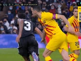 Трусливые орки! Российское ТВ заклеило надпись «Нет вторжению» во время трансляции матча «Реал» — «Барселона» (СКРИН)