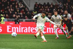 Нападающий «Ромы» травмировался, исполняя пенальти в матче с «Миланом»