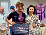 Защитник «Эпицентра», который отличился голом в матче с «Динамо», получил сертификат на телевизор (ФОТО)