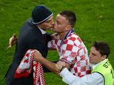 Хорватский фанат выбежал на поле, чтобы поцеловать Билича