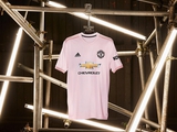 «Манчестер Юнайтед» презентовал розовую форму (ФОТО)
