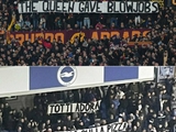 Brighton-Fans haben auf das schändliche Banner der Römer über die Königin reagiert (FOTO)