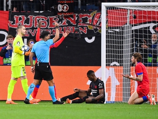 Забарный получил прямую красную карточку в Лиге чемпионов (ФОТО, ВИДЕО)