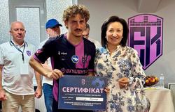 Захисник «Епіцентра», який відзначився голом у матчі з «Динамо», отримав сертифікат на телевізор (ФОТО)