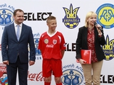  Два украинских школьника выиграли путевки на Евро и мастер-класс легендарного капитана Барселоны .
