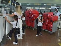 Жену хавбека «Шахтера» в аэропорту завернули обратно с 17-ю чемоданами (ФОТО)