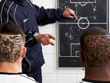 Английским футболистам выстригут на затылках QR-коды