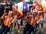После победы в Суперкубке Турции Уэсли Снейдер подарил свою медаль фанату на инвалидной коляске