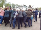 Похоже прошлой весной, жители Донбасса, бросались не под те танки.