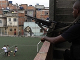 В Бразилии прервали матч из-за перестрелки между местной группировкой и полицией