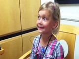 Эта глухая девочка впервые слышит собственный голос. Реакция малышки бесценна!