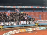 Bośniacki klub piłkarski ukarany za wspieranie Rosji i noszenie trójkolorowej szmaty na trybunach (FOTO)