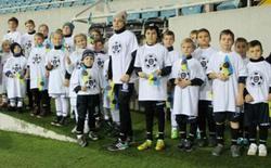 ВИДЕО: Дети-участники акции «Мій тато — герой» не смогли вывести футболистов на матч 1/4 финала Кубка Украины