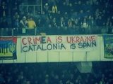 Украинские болельщики вчера вывесили баннер «Каталония — это Испания» (ФОТО)