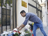 Сеск Фабрегас принес футбольный мяч к посольству Франции в знак скорби по жертвам терактов в Париже