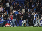 Espanyol fans run onto the pitch and disrupt Barcelona's championship celebrations (VIDEO)