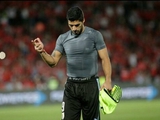 Луис Суарес показал непристойный жест в адрес болельщика сборной Чили (ФОТО)