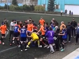 ВИДЕО: В Днепре матч детско-юношеской лиги был остановлен из-за драки футболистов с участием родителей