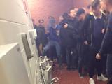 Фанаты «Манчестер Сити» устроили погромы в туалете «Олд Траффорд» (ФОТО)