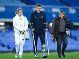 PHOTO of Mykolenko leaving the stadium on crutches after being injured has appeared