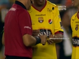 Роналдиньо дал арбитру автограф на желтой карточке во время матча (ВИДЕО)