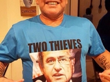 Диего Марадона надел футболку с изображением Зеппа Блаттера и Мишеля Платини и надписью «Два вора»