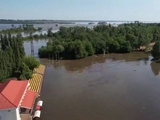 Stadion piłkarski zalany w Nowej Kachowce po tym, jak rosyjskie wojska wysadziły elektrownię wodną w Kachowce (FOTO)