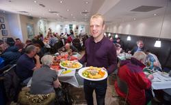 Стивен Нейсмит организовал праздничный ужин для бездомных Глазго (ФОТО)