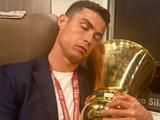 Роналду уснул в обнимку с Кубком Италии (ФОТО)