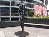 "Arsenal hat eine Statue von Arsene Wenger vor seinem Heimstadion aufgestellt (FOTO)