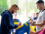 Футболісти і тренери збірної України прогулялися Вроцлавом у день матчу з Польщею (ФОТО)