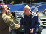 "Dynamo i Fundacja Braci Surkis przekazują wojsku siedem pojazdów terenowych.