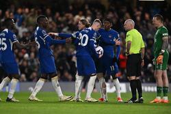 Chelsea players scuffle for the right to kick penalties. At the score 4:0 (PHOTO, VIDEO)