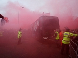 Фанаты «Ливерпуля» атаковали автобус «Манчестер Сити» при подъезде к стадиону (ВИДЕО)