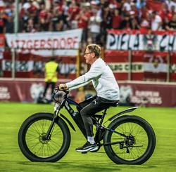 Тренер збірної Австрії прокатався на велосипеді по полю у матчі кваліфікації ЧС-2026 (ФОТО)