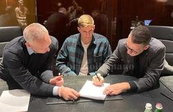 Фабрицио Романо опубликовал ФОТО подписания Ильей Забарным контракта с «Борнмутом»