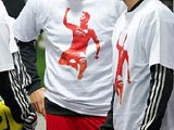 Игроки «Ливерпуля» поддержали Суареса, выйдя на поле в специальных футболках