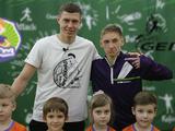 Николай Матвиенко показал детям, как расслабляться после сборной (ВИДЕО)