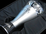 ФИФА планирует вручать приз лучшему игроку по итогам сезона, а не года