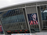 С фасада «Донбасс Арены» начали демонтировать фотографии игроков «Шахтёра»